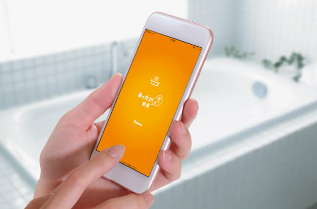 スマートフォンを操作する写真