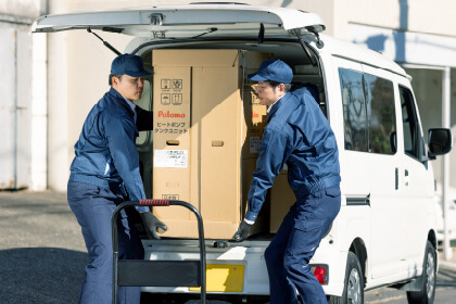 既設の給湯器撤去、ヒートポンプタンクユニット搬入